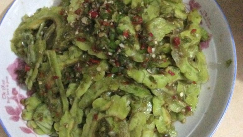 凉拌苦瓜,放入盐，<a style='color:red;display:inline-block;' href='/shicai/ 756'>鸡精</a>，生抽或者酱油，再倒一半酱油比例的醋拌匀，就OK啦