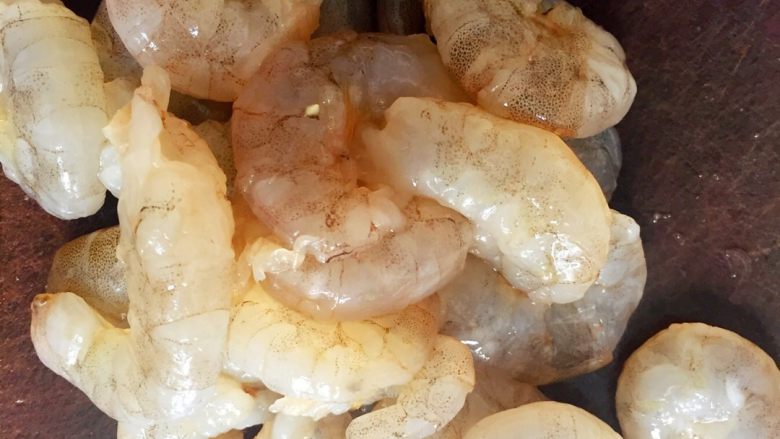 五彩馄饨,<a style='color:red;display:inline-block;' href='/shicai/ 300'>虾</a>去壳和<a style='color:red;display:inline-block;' href='/shicai/ 300'>虾</a>线，剁碎成小颗粒。<a style='color:red;display:inline-block;' href='/shicai/ 414'>猪肉</a>和<a style='color:red;display:inline-block;' href='/shicai/ 2800'>生姜</a>一起剁成茸。