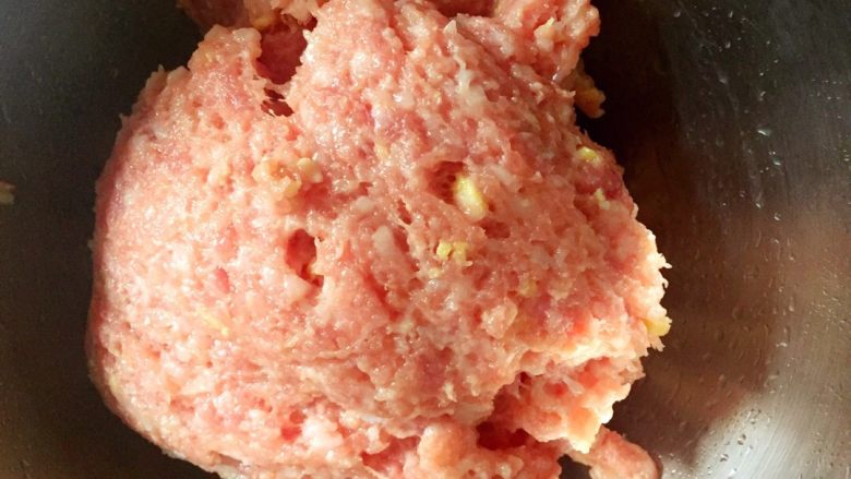 五彩馄饨,虾粒用料酒和少许盐抓匀放置15分钟；猪肉茸用蚝油、料酒、盐拌匀。