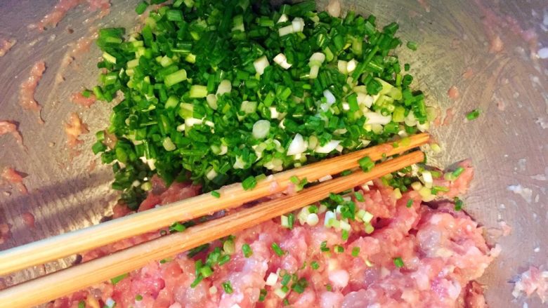 五彩馄饨,将<a style='color:red;display:inline-block;' href='/shicai/ 157'>小葱</a>切成葱花，其他配料切成小块备用。