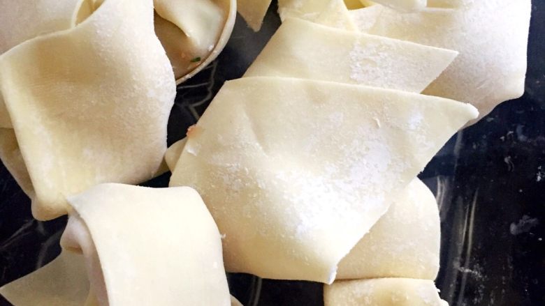 五彩馄饨,小葱、虾粒、肉茸放到一起朝一个方向搅拌上劲，搅拌时加入适量清水，待搅拌均匀后即可进行包制。