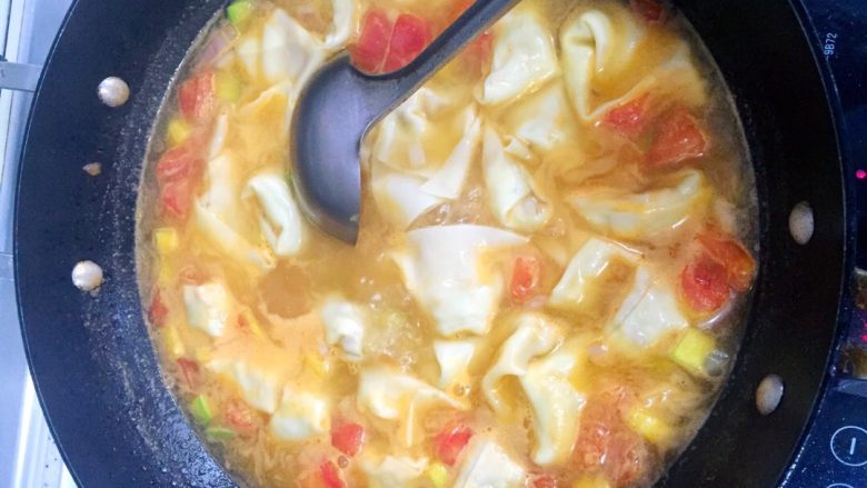 五彩馄饨,炒锅烧热放少许猪油，油未完全融化时马上放入西红柿、土豆、洋葱翻炒，适量放盐调味，土豆外观发亮芯还是生的时候放清水（有高汤更佳）。