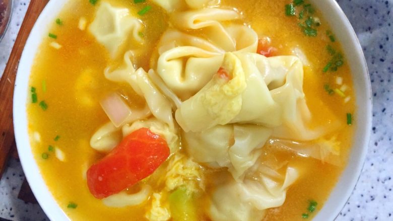 五彩馄饨,汤烧开后放入包好的馄饨和黄瓜块，加水两次后馄饨基本熟透，放入打散的鸡蛋，入盐调味后放小葱即可出锅。