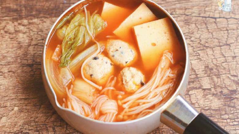 鸡肉豆腐丸子+懒人泡菜锅,如图