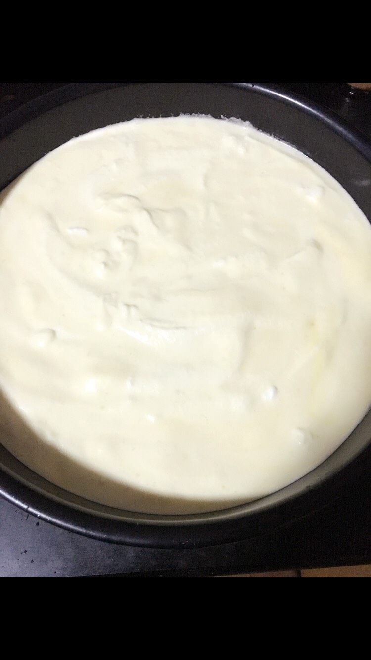 水果奶油蛋糕,将三分之一的蛋白加入蛋黄糊中切拌均匀,注意不可搅拌过度!然后再倒进蛋白盆中切拌均匀,倒入蛋糕模内,震出气泡。