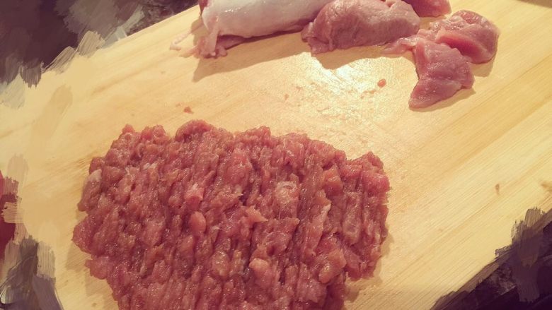 迪迪无敌大肉饼🙂,Second:如果没有碎肉末 用一块解冻的肉切碎后,用刀背拍松。😋