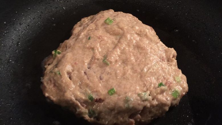迪迪无敌大肉饼🙂,锅内入油,等油热慢慢倒入适量面粉浆糊,铺上一层调制好的肉酱,压平后再铺上一层浆糊盖上。煎至两面金黄。