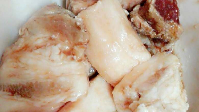 自制甜蜜蜜叉烧肉,选择漂亮的<a style='color:red;display:inline-block;' href='/shicai/ 428'>五花肉</a>,洗净切段,放容器里,用白糖腌制一晚