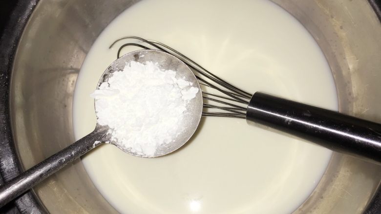 蛋挞蛋挞~,放上加热,牛奶一开,马上把栗粉倒下去,迅速搅拌,不然搅拌不均匀
