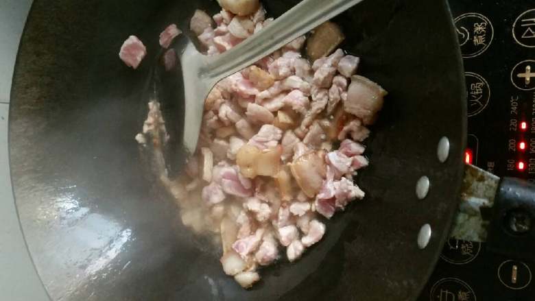肉炒毛豆,先放肥的肉炒,两分钟后放进瘦肉一起炒。几分钟后放盐,放<a style='color:red;display:inline-block;' href='/shicai/ 692'>酱油</a>