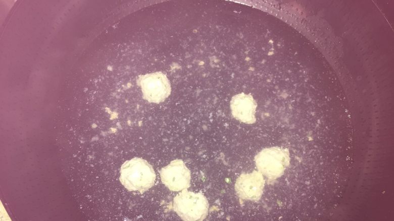 鸡肉🍡汤,用圆形小勺子一个一个放进锅里面,注意,🔥千万要小