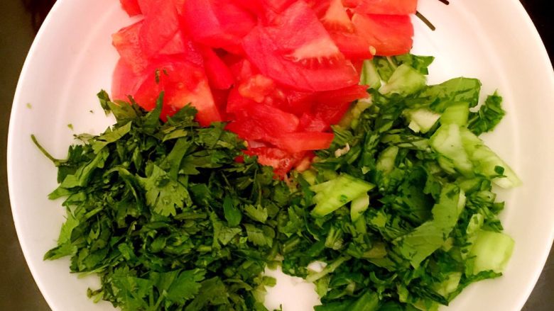 鸡肉🍡汤,切好准备炒锅的青菜，我本人比较喜欢吃<a style='color:red;display:inline-block;' href='/shicai/ 115'>油菜</a>和<a style='color:red;display:inline-block;' href='/shicai/ 3551'>西红柿</a>，在准备三个<a style='color:red;display:inline-block;' href='/shicai/ 9'>鸡蛋</a>打好
