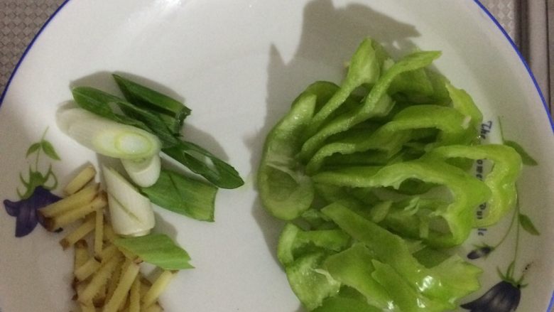 丝瓜炒鸡蛋,葱花切片，姜切丝，<a style='color:red;display:inline-block;' href='/shicai/ 8778'>尖椒</a>切丝。（发黄的<a style='color:red;display:inline-block;' href='/shicai/ 8778'>尖椒</a>辣，根据自己的口味可以放半个）