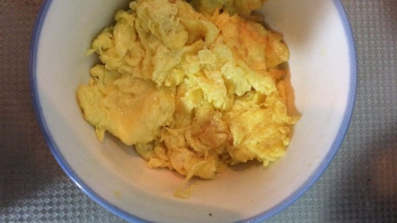 丝瓜炒鸡蛋,热锅，少放油，油不需要太热倒入鸡蛋，鸡蛋不要炒的太过。（转转锅，使锅底沾满一层油，否则倒入鸡蛋沾锅。）