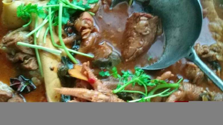 卤肉一锅出,大概一小时多之后,汤剩不多,味道也已经浸入。出锅吧,您胜利了。