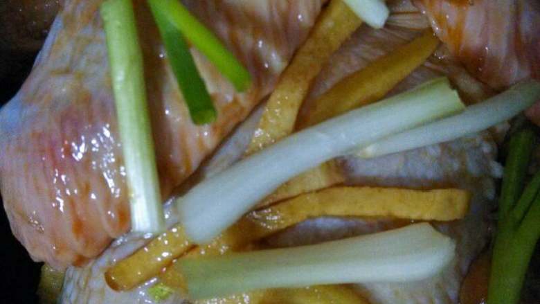 酱油鸡,鸡洗净用盐按摩一遍,再抹上一层酱油,放上姜丝葱段腌制半个小时。