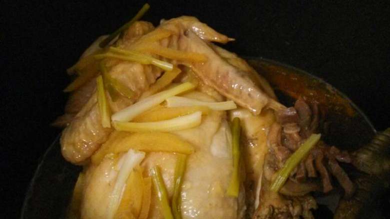 酱油鸡,电饭煲里加入腌制好的鸡,把腌制的酱汁淋在鸡上面,盖上盖调至煮饭。