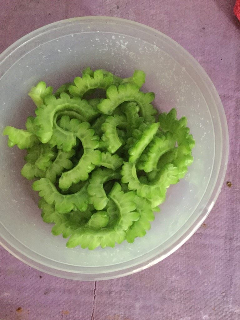 苦瓜爆火腿,苦瓜洗净,去籽,切片,洒少许盐腌10分钟(可以减少苦味,增加脆感),漂洗干净,绰水备用。