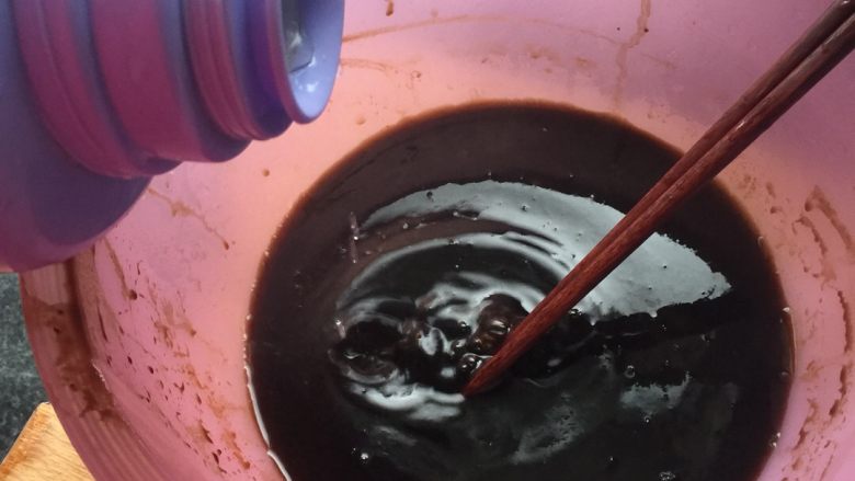 酸酸甜甜才是真∽仙草冻,过筛完,慢慢的加入开水,边加边拌(如图),加250克水