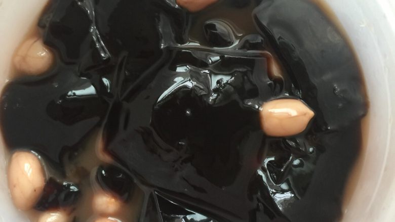 酸酸甜甜才是真∽仙草冻,将二种食材均放入冰箱冷藏一小时左右,盛出