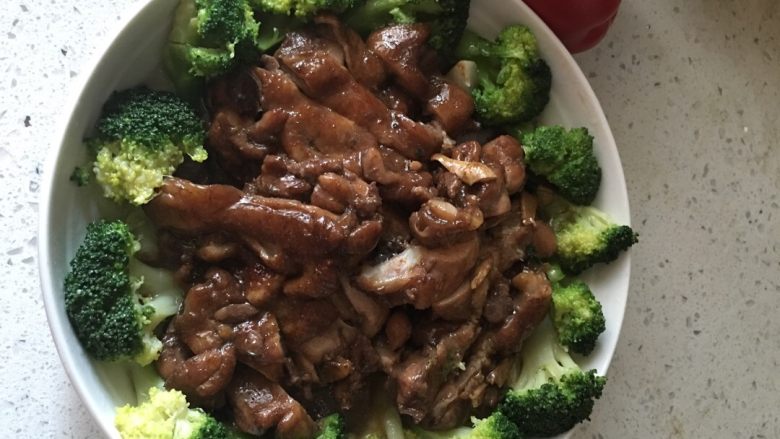 照烧鸡腿,西兰花装饰,鸡肉切块,淋上汤汁,上桌!