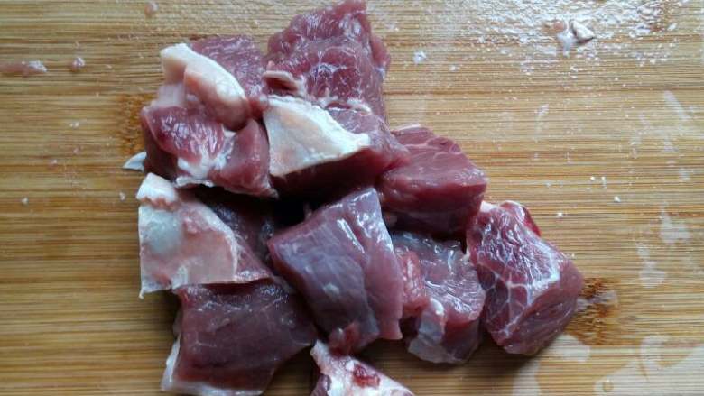 土豆烧牛肉,<a style='color:red;display:inline-block;' href='/shicai/ 216'>牛肉</a>洗净沥干水分,切块……待用