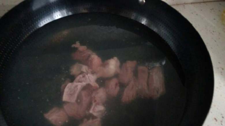 土豆烧牛肉,锅上加水,把牛肉放进入焯去血水……