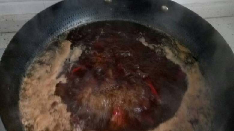 土豆烧牛肉,加水烧开第一遍,用勺子舀去上面的浮沫。改中火沸煮,时间由自己掌握,因牛肉肉质和品种不同,我用了十五分钟后改最小的火🔥,闷了。