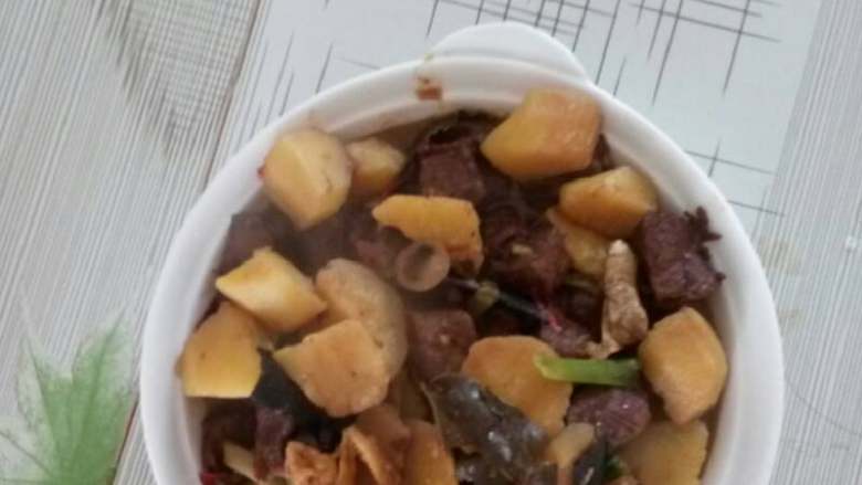 土豆烧牛肉,留少许底汤 ,不要烧干了,然后撒葱花……翻炒几下后即可装盘出锅啦……味道美美哒……😜