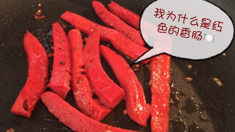 迪迪鸡蛋卷饼😏,不用洗锅,接着用剩下煎完肉的油接着煎火腿肠,煎至火腿肠表面稍变颜色香香的即可出锅。