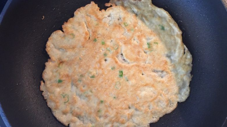 迪迪鸡蛋卷饼😏,等油锅热后,把火改成小火,慢慢倒入浆糊转成均匀饼状,煎至两面金黄💃🏻
我这个丑丑的饼弄的稍微厚了点,不要跟随我的步伐哟
该出锅了。