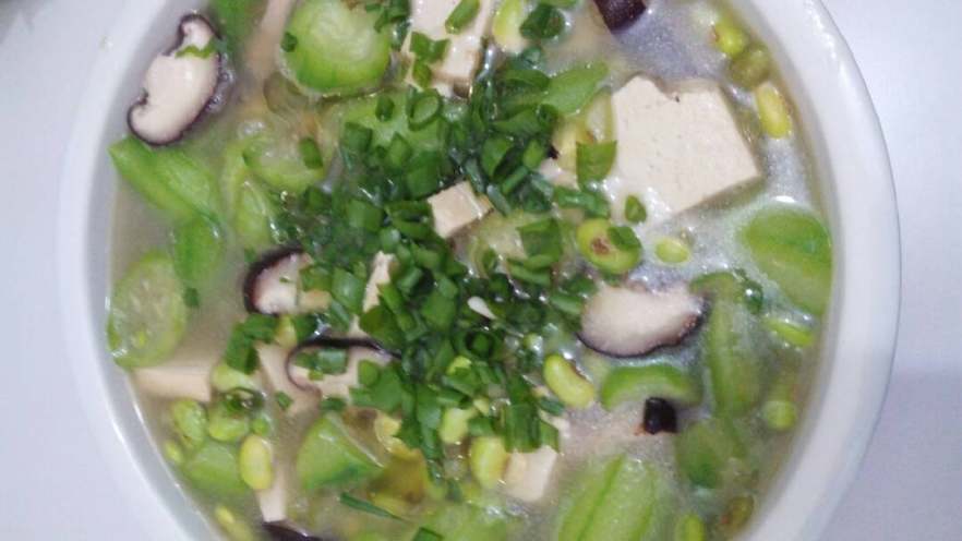 毛豆丝瓜香菇豆腐汤