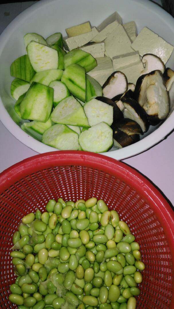 毛豆丝瓜香菇豆腐汤,食材准备。