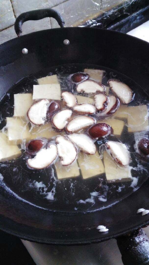 毛豆丝瓜香菇豆腐汤,<a style='color:red;display:inline-block;' href='/shicai/ 465'>豆腐</a><a style='color:red;display:inline-block;' href='/shicai/ 230'>香菇</a>焯水。