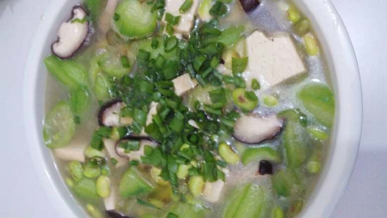 毛豆丝瓜香菇豆腐汤,起锅放油，煸炒<a style='color:red;display:inline-block;' href='/shicai/ 67'>毛豆</a>五成熟，放入<a style='color:red;display:inline-block;' href='/shicai/ 57'>丝瓜</a>继续煸炒，倒入香菇豆腐，放入开水{适量}，烧止成熟，放入盐、味精、鸡精、香油、葱花即成，装豌。