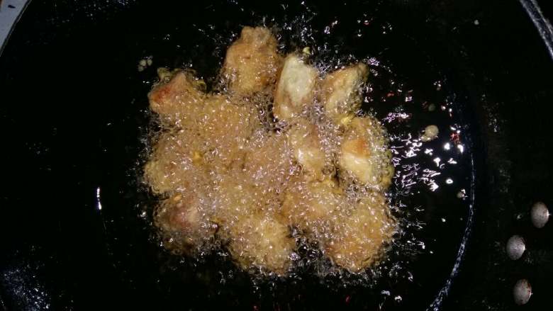 糖醋排骨,再次投入已炸过的排骨翻炸,炸止金黄色捞出备用。