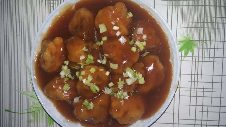 糖醋排骨,出锅装盘,撒上葱花。