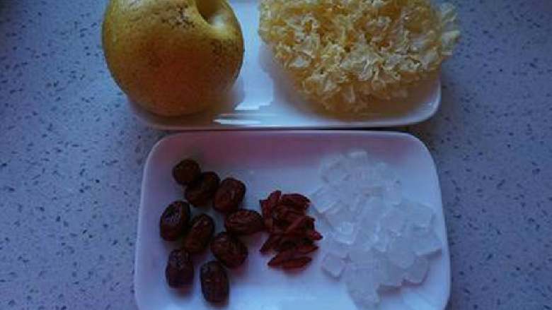 银耳雪梨羹,首先准备，<a style='color:red;display:inline-block;' href='/shicai/ 232'>银耳</a>，<a style='color:red;display:inline-block;' href='/shicai/ 2111'>雪梨</a>，<a style='color:red;display:inline-block;' href='/shicai/ 2470'>红枣</a>，<a style='color:red;display:inline-block;' href='/shicai/ 673'>枸杞</a>，<a style='color:red;display:inline-block;' href='/shicai/ 866'>冰糖</a>
