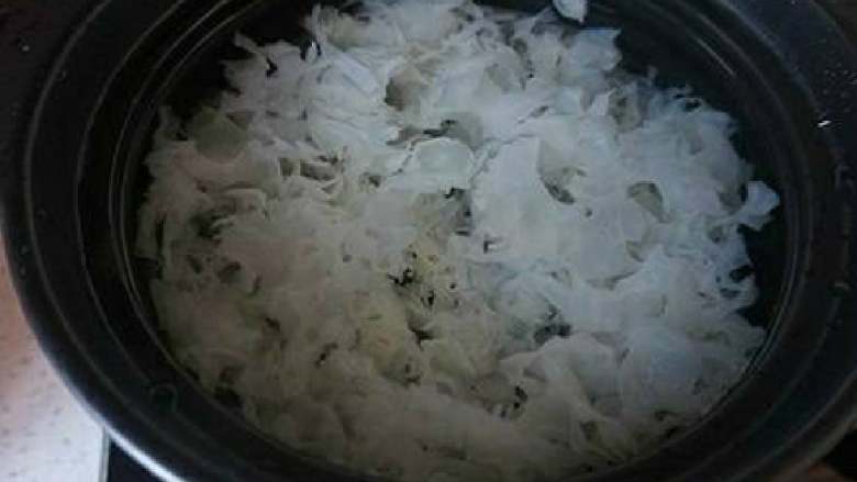 银耳雪梨羹,泡好的银耳洗净用剪刀剪碎去掉根部放入砂锅，加足水，大火烧开转小火（大约40分钟）
