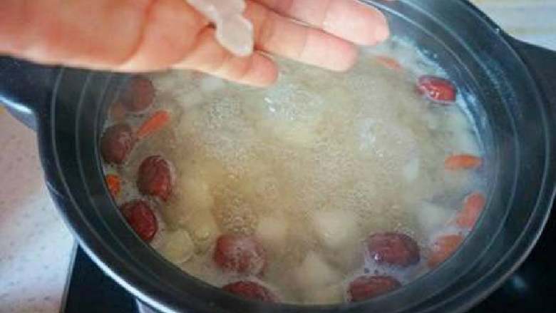 银耳雪梨羹,最后放入冰糖，熔化即可关火