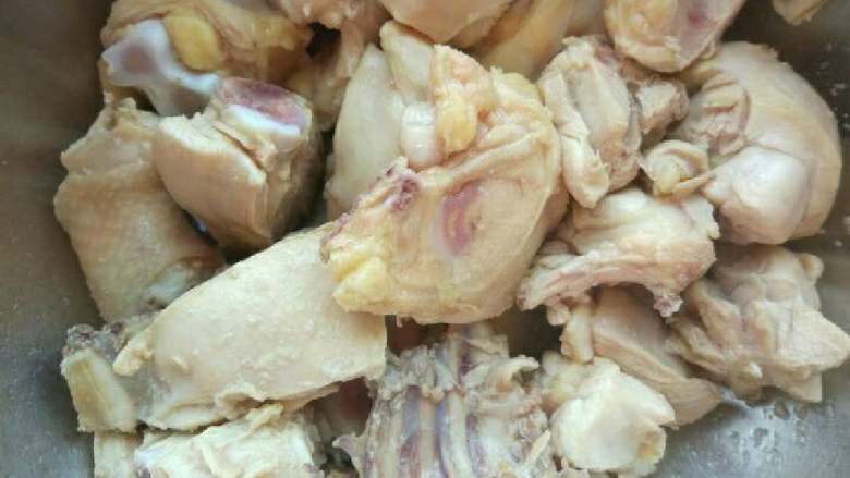 土豆炖鸡块,入冷水,水沸后捞出,漂去浮沫