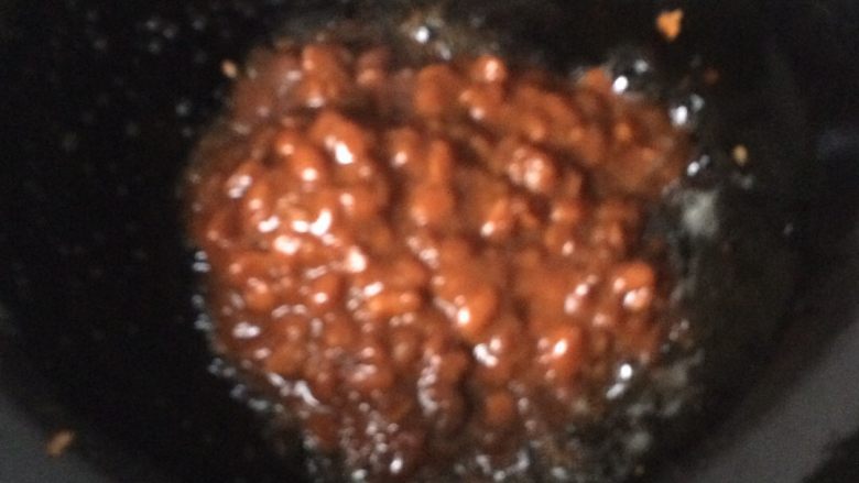炸酱面,将黄豆酱倒入锅里。还是直接用之前锅里的油来炒酱。炒的时候加入一勺<a style='color:red;display:inline-block;' href='/shicai/ 718'>料酒</a>。