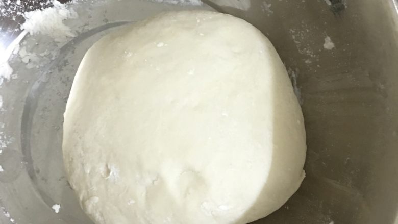 猪肉韭菜饺子,将面粉和好,醒一会儿。