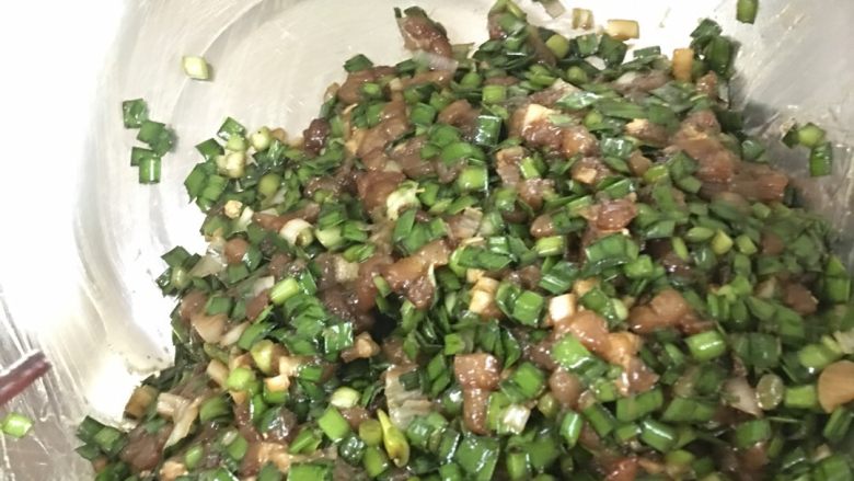 猪肉韭菜饺子,趁着醒面的时候,进行拌馅,因为韭菜馅太早拌好的话韭菜的味道就不好了。把其他调料都加入已切好的馅中,戴手套搅拌均匀。
