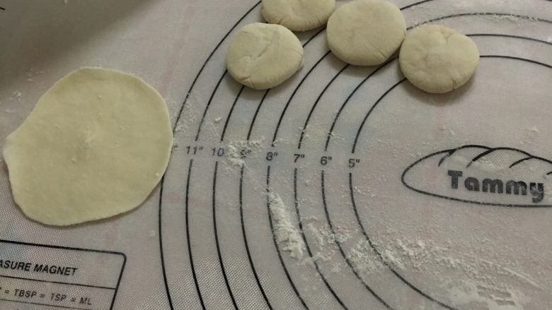 猪肉韭菜饺子,将和好的面揉成长条,分成均匀的小剂子,擀成饺子皮。