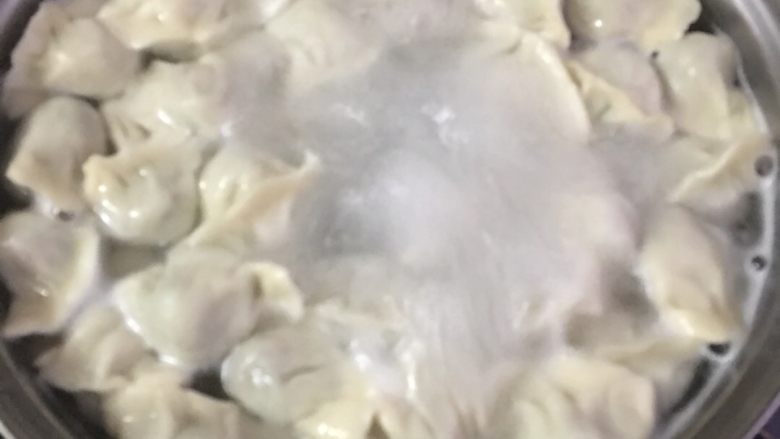 猪肉韭菜饺子,锅中烧开水,煮饺子。