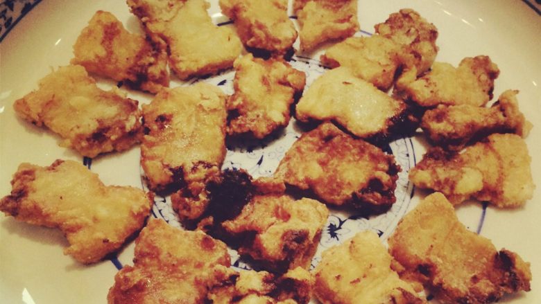 菠萝古老肉,五花肉油炸至金黄色，捞起。