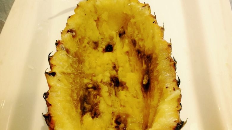 菠萝古老肉,把三份之一去掉（可以用来菠萝炒饭），并把菠萝切（挖）空。