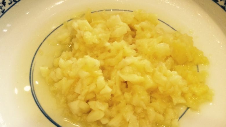 菠萝古老肉,把边料和去除的三份之一切细，用来菠萝炒饭，适合小朋友，也不浪费。