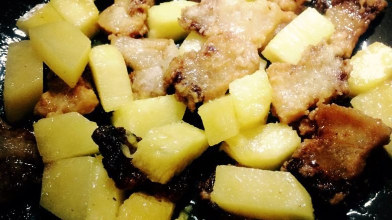 菠萝古老肉,起油锅，放入<a style='color:red;display:inline-block;' href='/shicai/ 851'>橄榄油</a>，油温在50度左右倒入油炸好的五花肉、菠萝块翻炒一下。